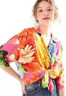 Multicolored beach shirt in big flowers print - CAMISA CROPPED CHITA ROMANTICA