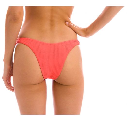 Wytłaczane, teksturowane koralowo-rżowe wysoko wycięte figi do bikini - BOTTOM DOTS-TABATA HIGH-LEG