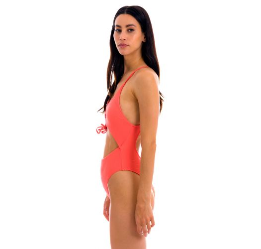 Koralowy brazylijski jednoczęściowy kostium kąpielowy z wycięciem na brzuchu - DOTS-TABATA IVY STRAP