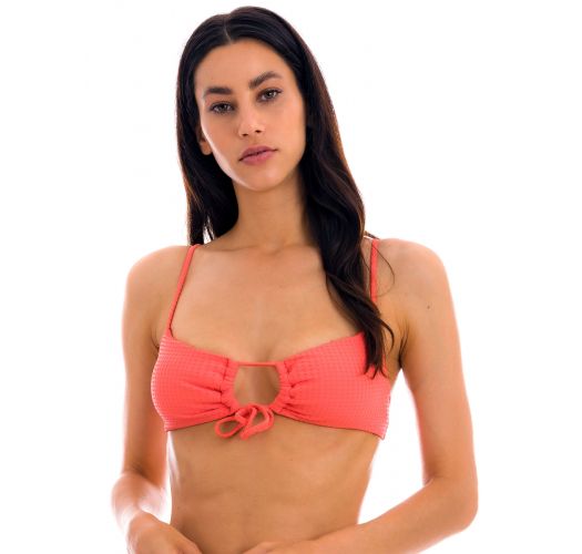 Getextureerde koraalrode bustier bikinitop met reliëf en geknoopte voorkant - TOP DOTS-TABATA MILA